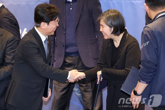 김영훈 고용노동부 장관과 퇴직연금 기능 강화를 위한 노사정 태스크포스(TF) 장지연 위원장이 6일 서울 여의도 켄싱턴호텔에서 노사정TF 공동선언문 발표를 마친 뒤 악수하고 있다.노사정이 퇴직연금 방향 전환에 대해 공동 선언문 형태로 합의한 것은 20년 만에 처음으로, 기금형 퇴직연금 도입과 퇴직급여 사외적립 의무화라는 구조 개편의 틀에 노사가 뜻을 모았다는 점에서 의미가 크다.